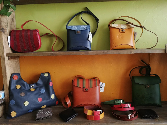 Atelier travail du cuir chez Jantara Store